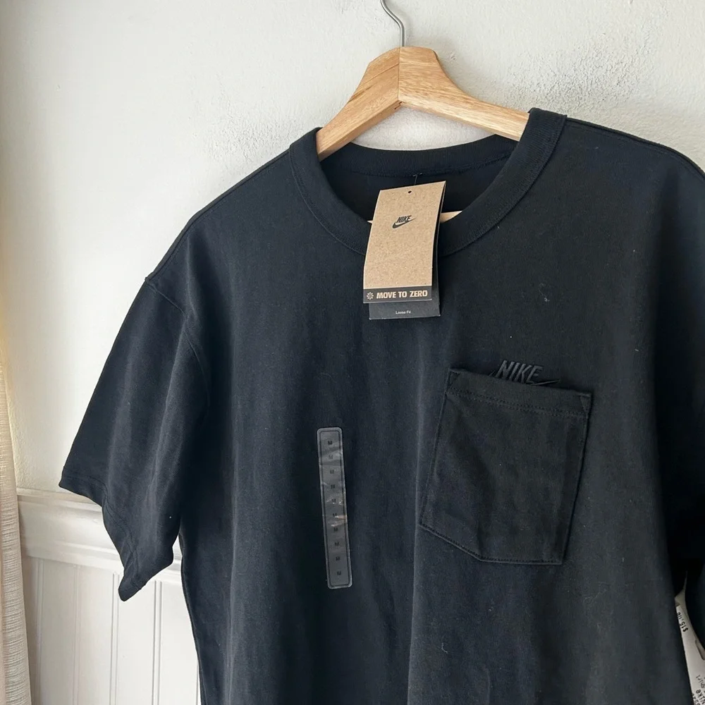 ⭐️ NEW Mens Nike Sportswear Premium Essentials Pocket T-Shirt Size Medium